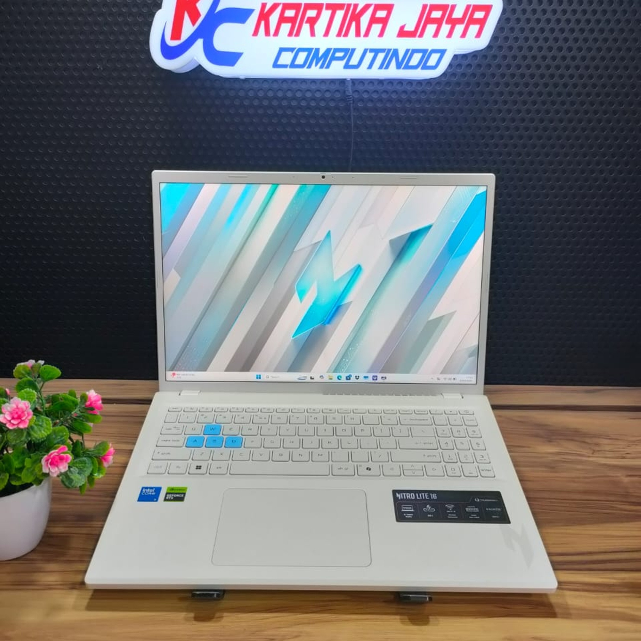 ACER NITRO LITE 16 CORE 5 RTX3050 RAM 16 SSD 